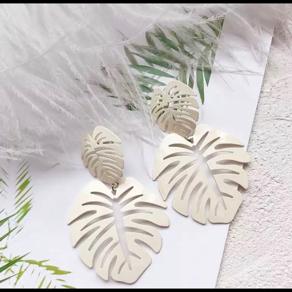 🌴White Palm Leaf Earrings